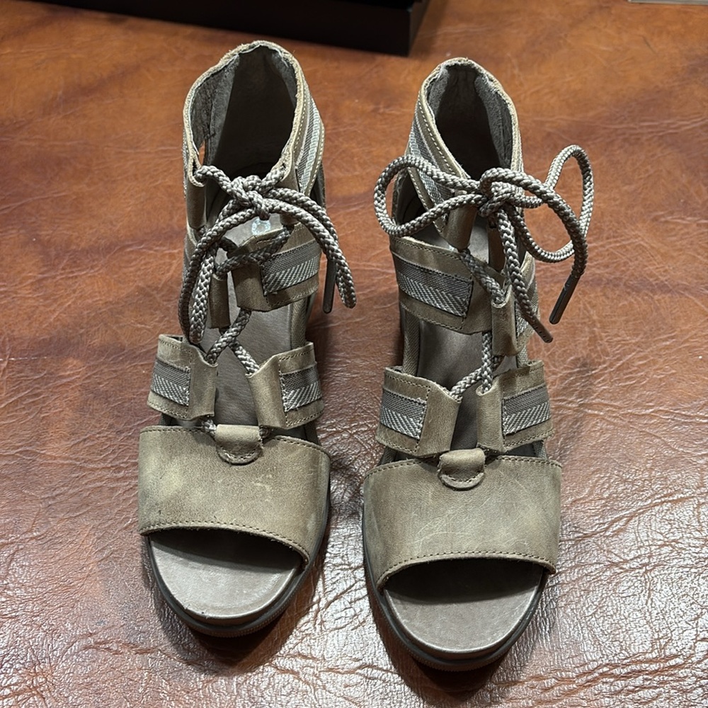 Sorel Sandals 8 got at Nordstrom Rack never wore them - Picture 2 of 4